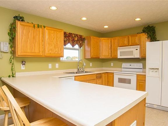4th image of 52 Meadow Brooke Ave