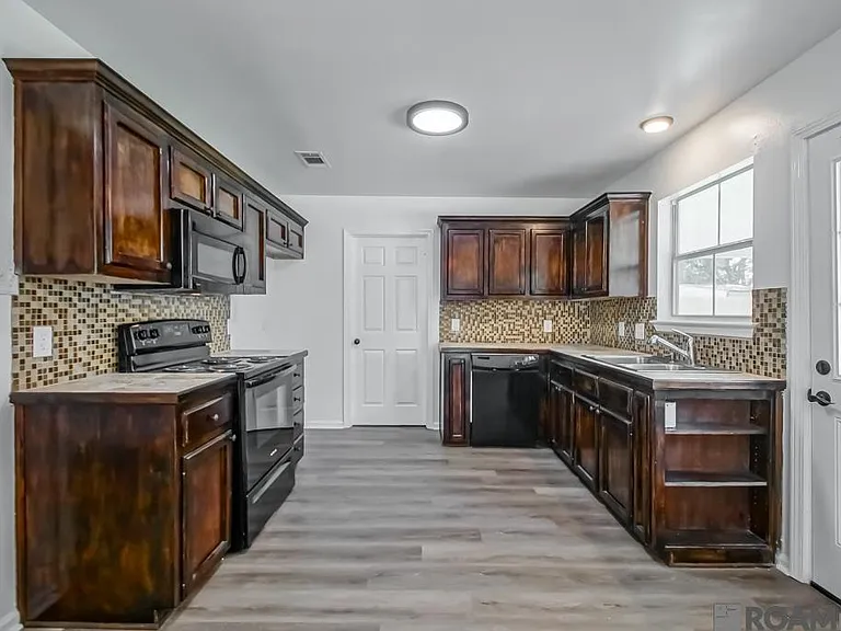 14211 Parkridge Dr — Photo 3