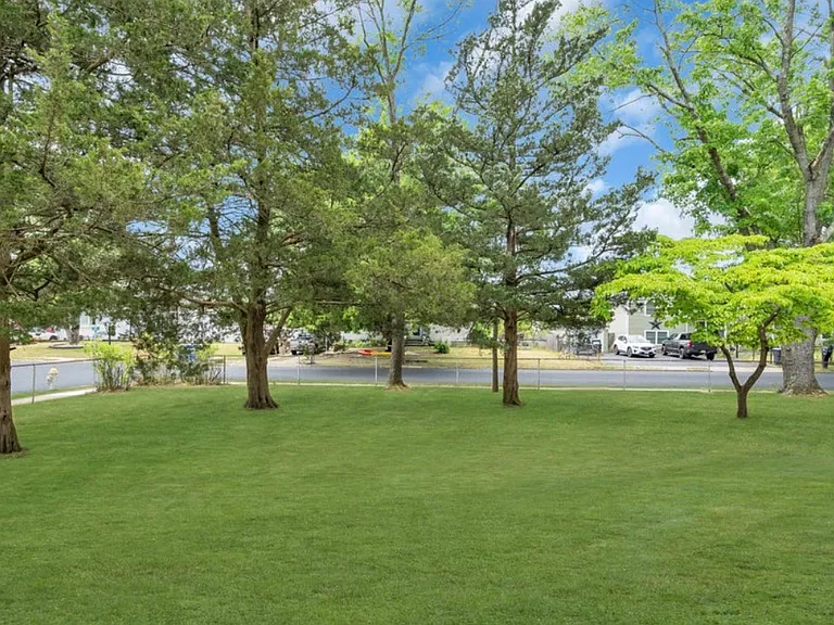 304 Lillian Ln — Photo 21