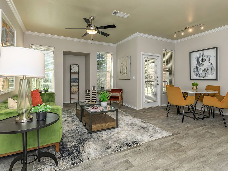 Modern Apartment Living Rooms in Dallas, TX _ The Woods of Five Mile Creek