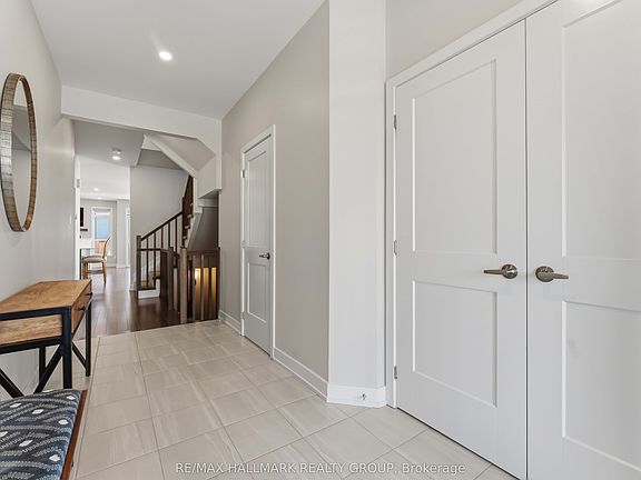 4th image of 369 Broadridge Cres