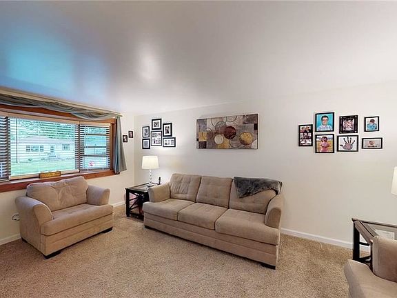 5th image of 84 Sprucewood Dr