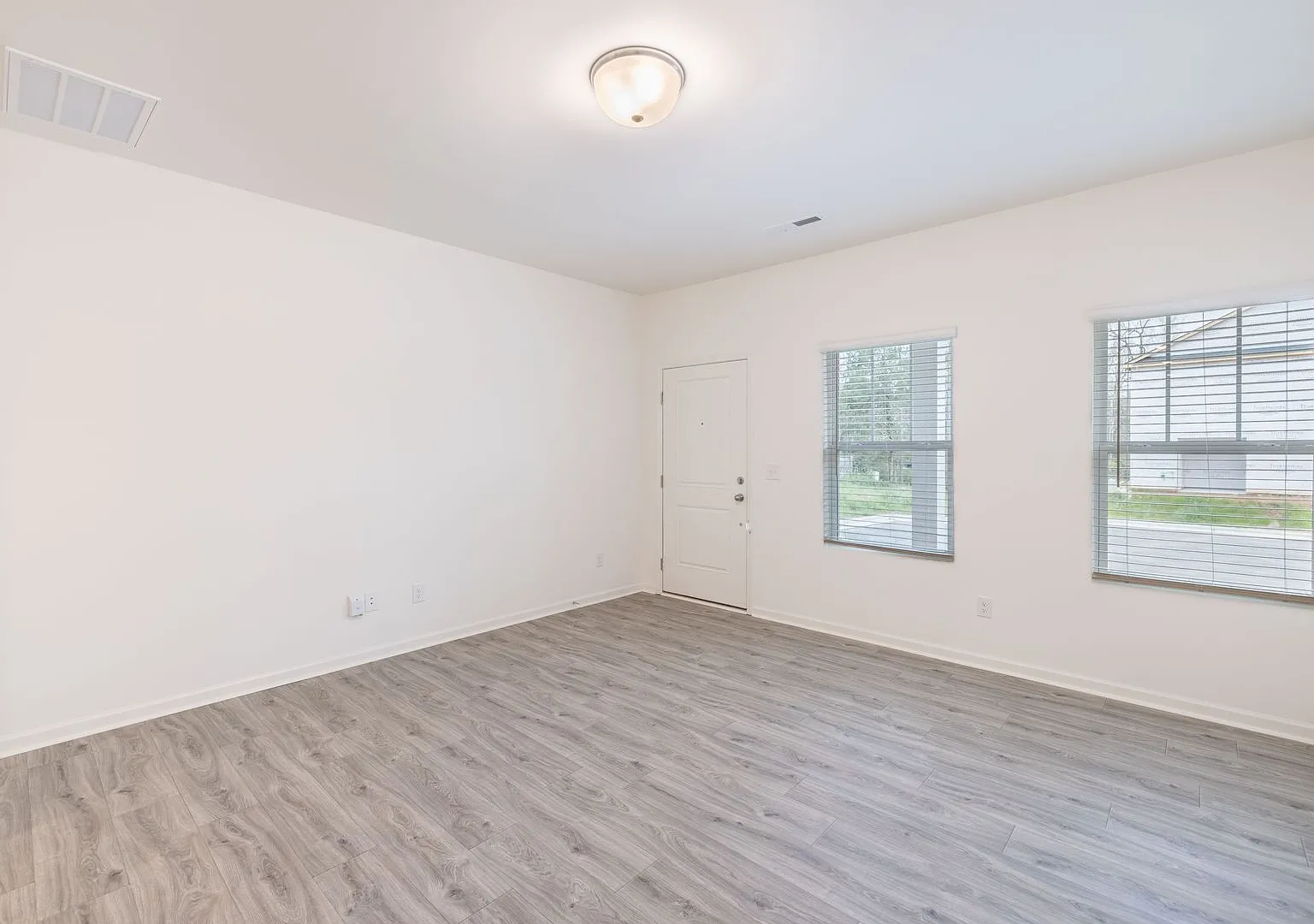 2 Bedroom Townhome Main Street Pineville - Move In Special 1 Month Free — Photo 3