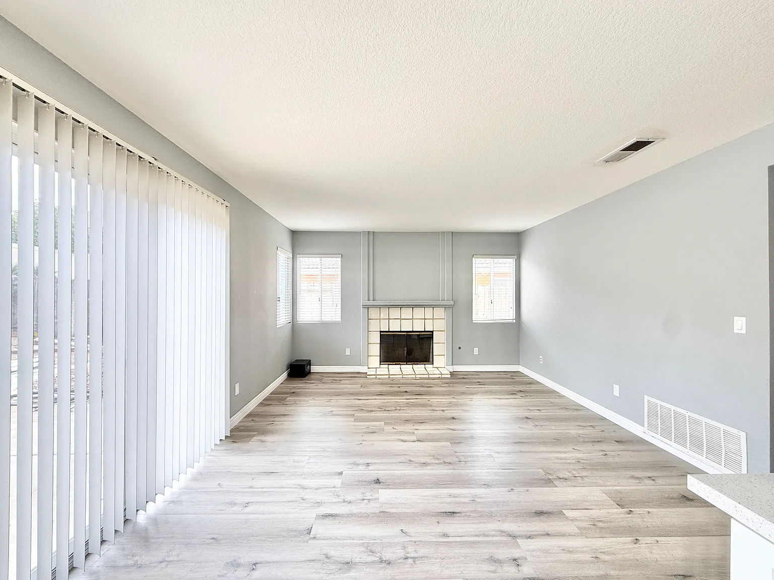 4 bed, 2017 sqft, $5,100 — Photo 4