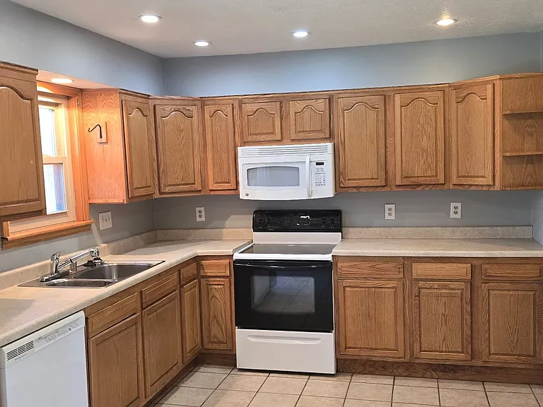 821 Brian Ct — Photo 7