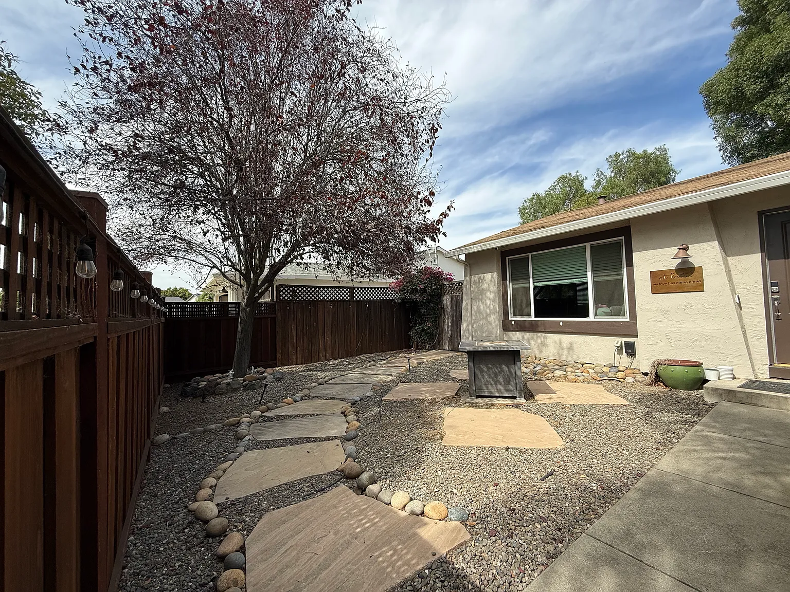 3 bed, 1296 sqft, $4,350 — Photo 2