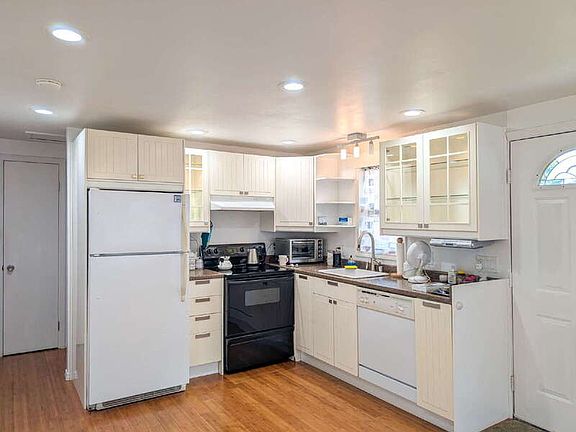 3rd image of 525 Madison St APT 1