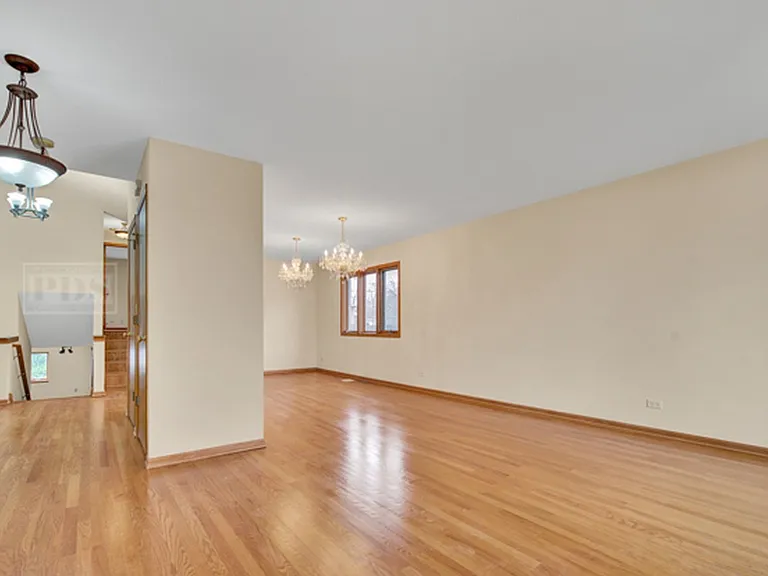 8414 S 82nd Ct — Photo 2