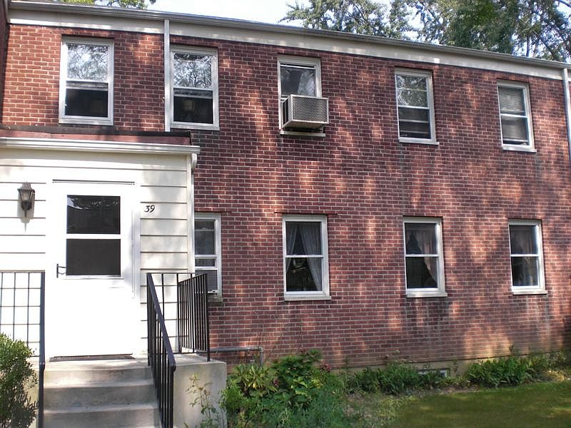 Well Maintained 2 Bedroom Corner Unit