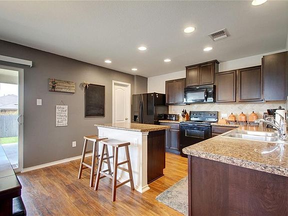 5th image of 511 Carrington St