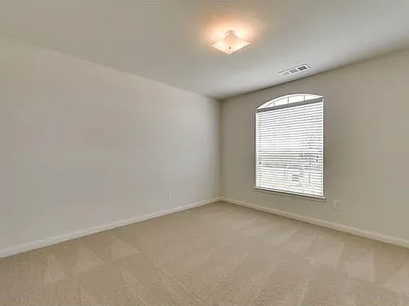 1323 Chapman Dr — Photo 2