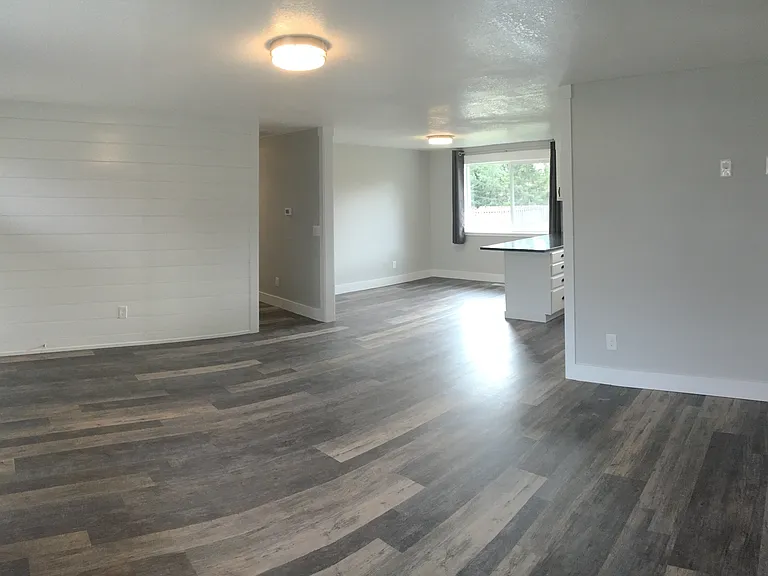 1747 SW 17th St — Photo 3