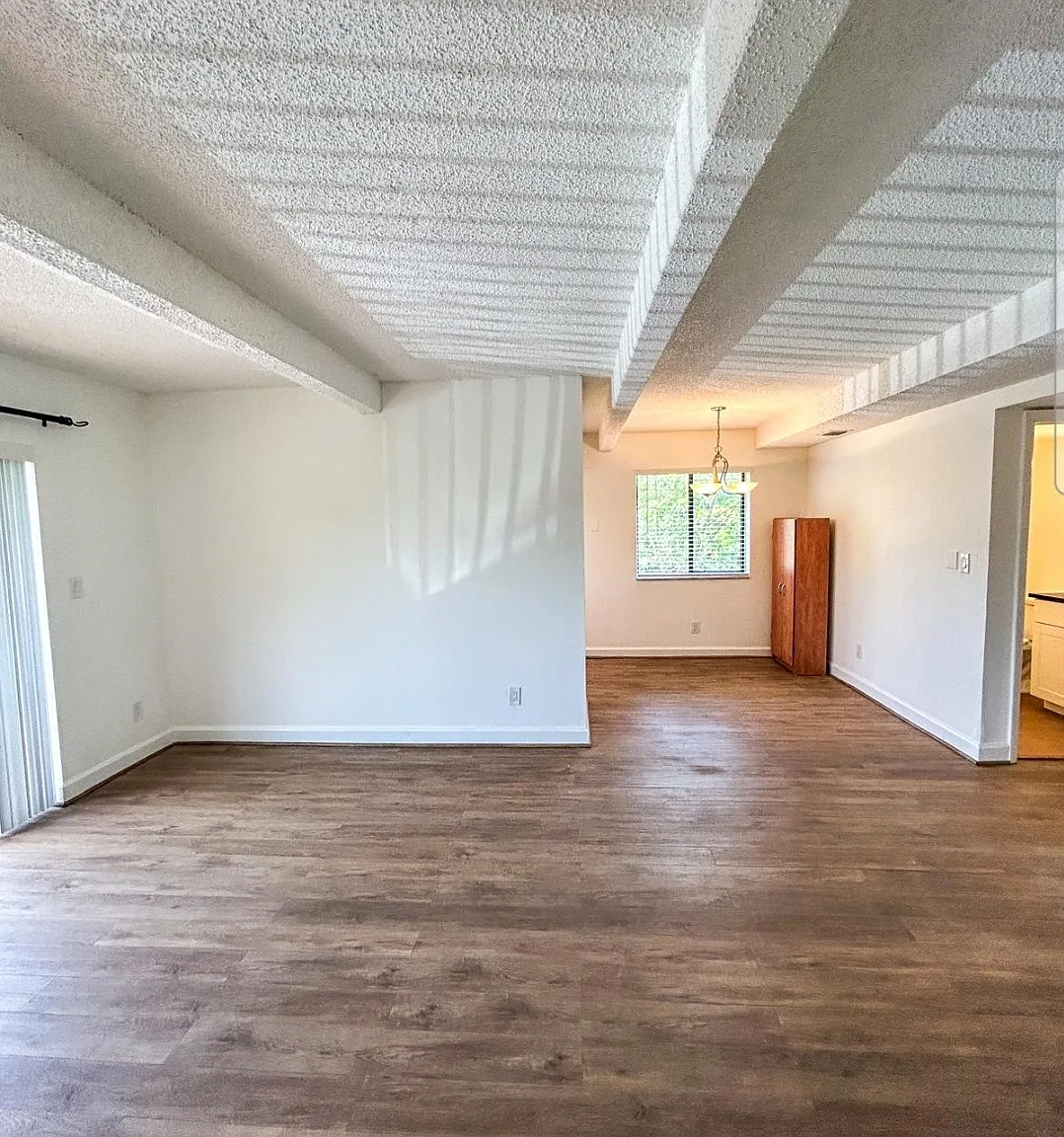 2 bed, 905 sqft, $1,900 — Photo 2