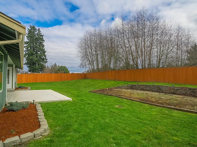 3840 Oxford Loop SE — Photo 18