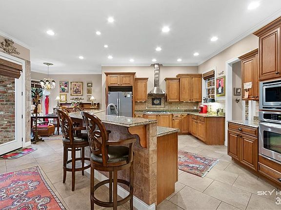 4th image of 1200 NE Bayleaf Ct