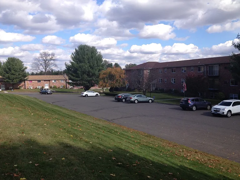 Pondview Apartments — Photo 5