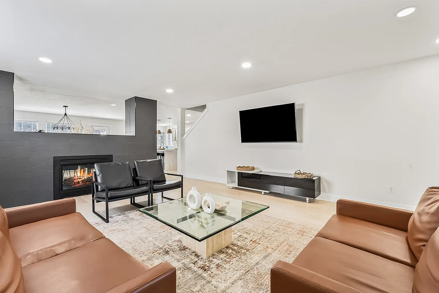 5 bed, 2.0 bath, 3993 sqft, $9,782 — Photo 3