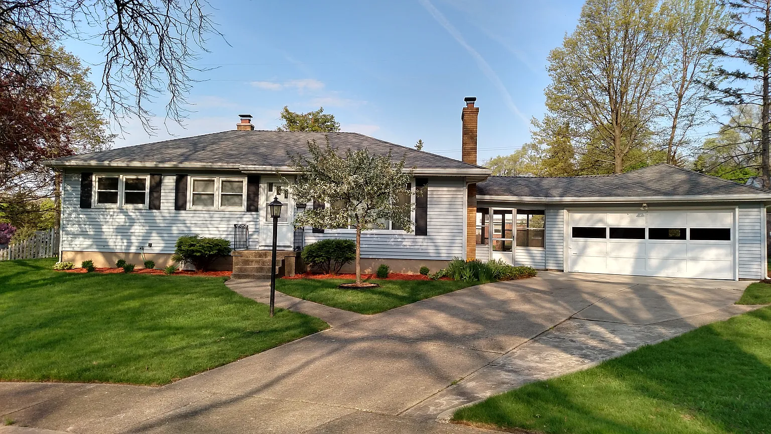 1627 Cambridge Dr SE photo 1