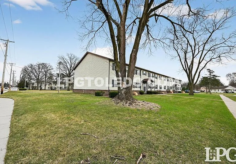 1220 Bedford Woods Dr #10 — Photo 2