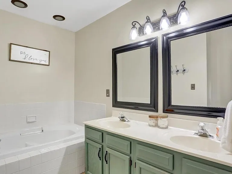 Top-level full Bathroom Tub