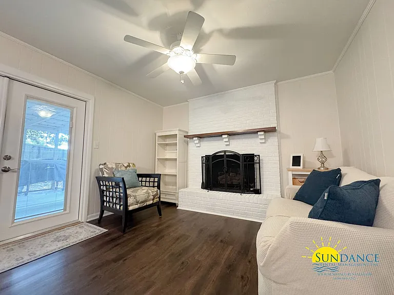 606 Camborne Ave NE — Photo 9
