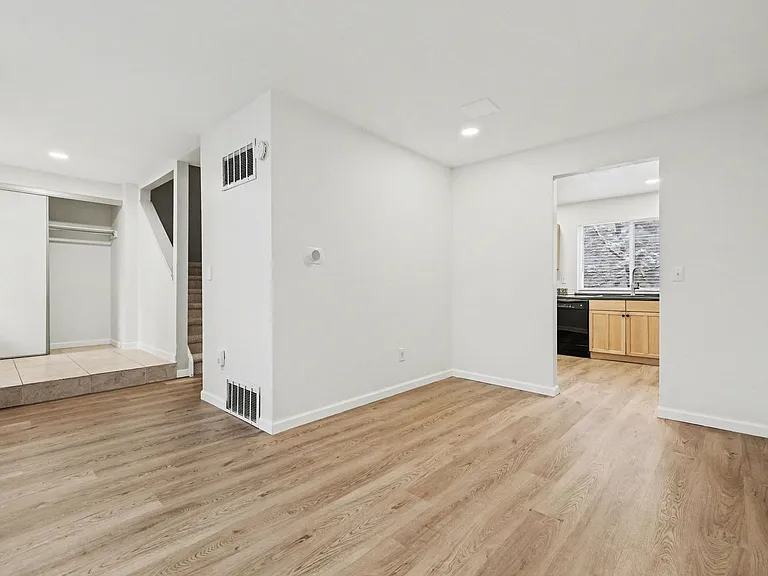 1050 S Monaco Pkwy #49 — Photo 5