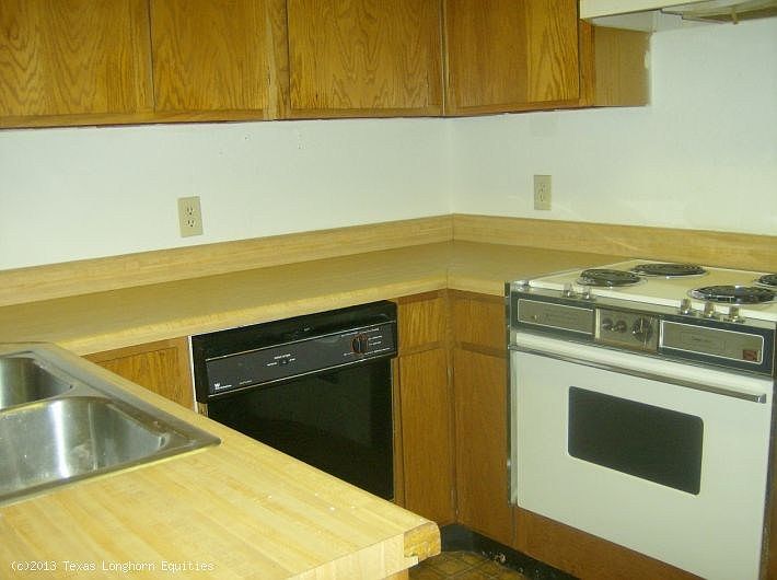2nd image of 424 Oakwood Ln