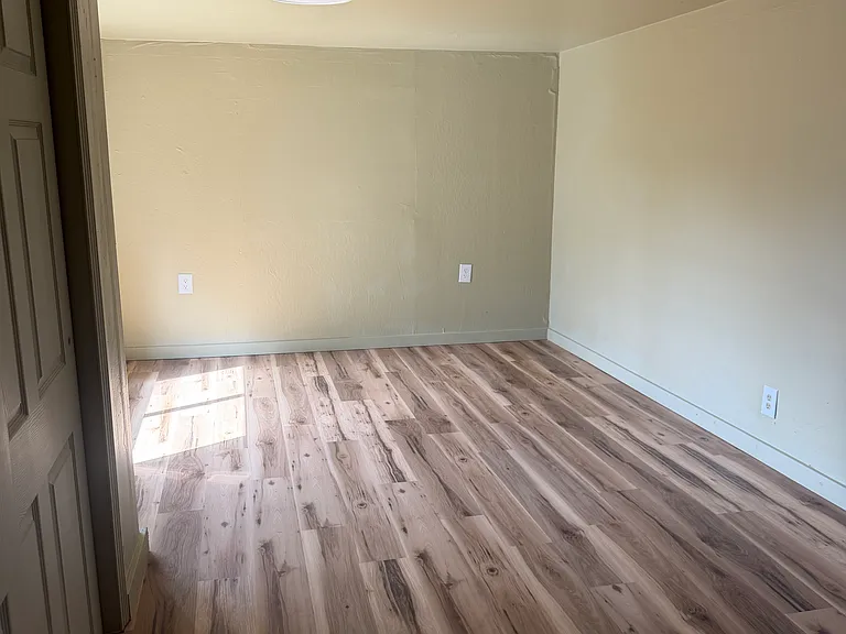 289 SE Hazel St — Photo 4