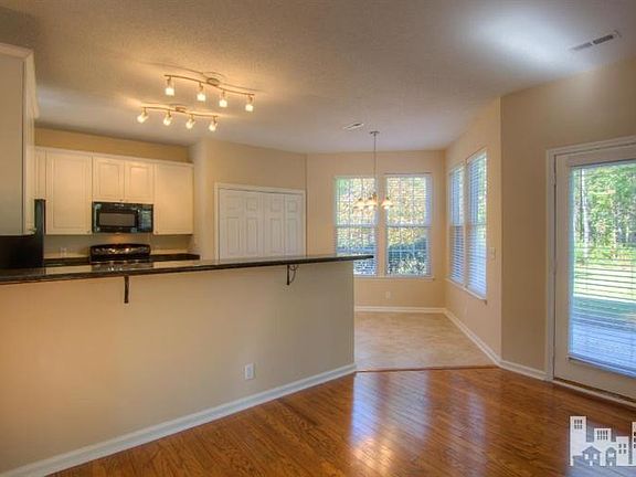 4th image of 590 Windsor Drive SE
