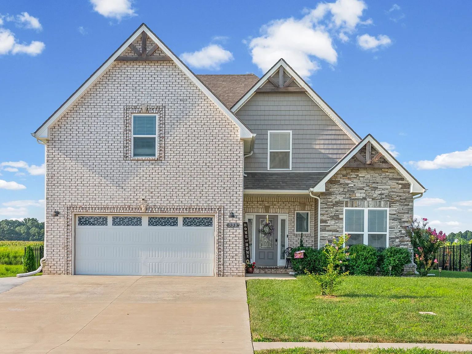 4 bed, 3.0 bath, 2450 sqft, $2,500 — Photo 2
