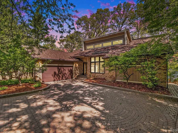 4445 Rolling Pine Dr, West Bloomfield, MI 48323