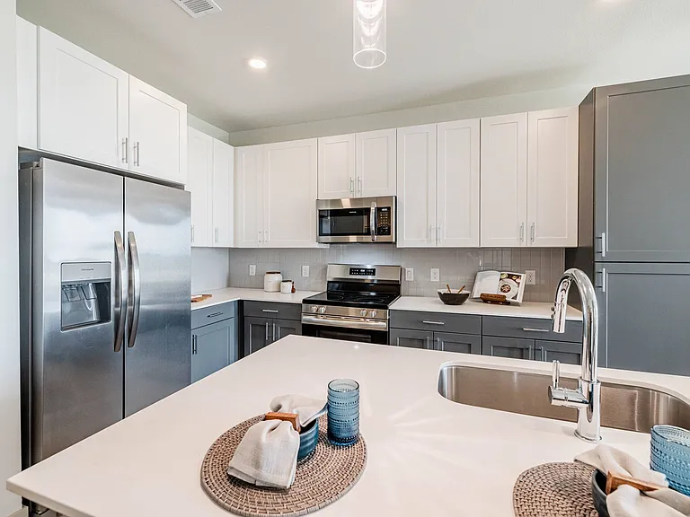 Del Via Apartments — Photo 27