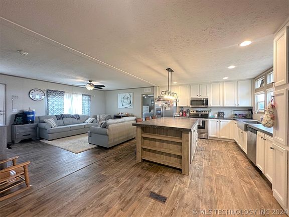 3rd image of 11726 Sandy Acres Trl