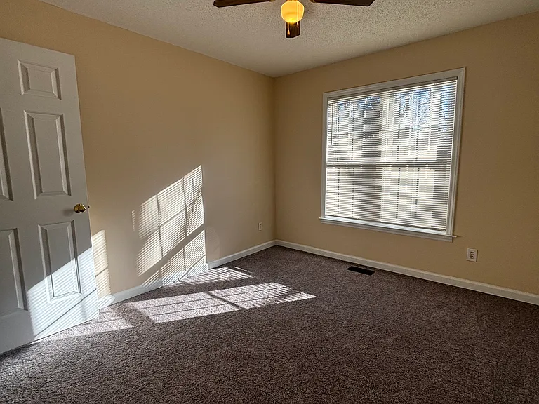 804 Yorkshire Dr — Photo 15