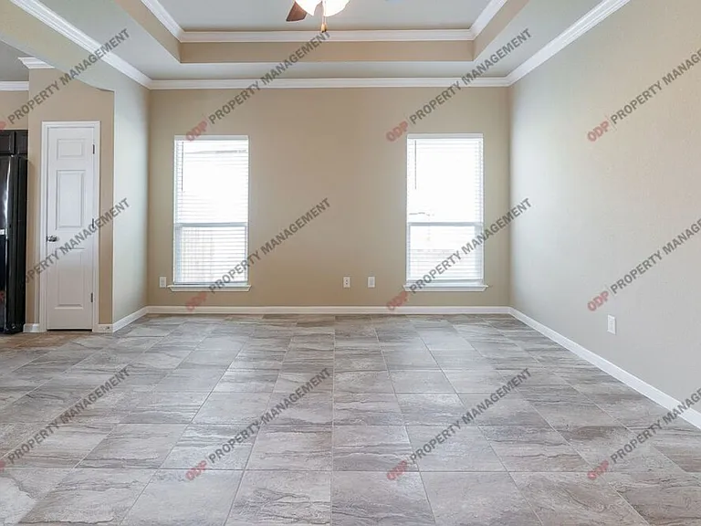 2425 Bellmont — Photo 4
