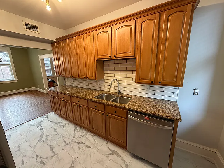200 W 31st St #202 — Photo 4