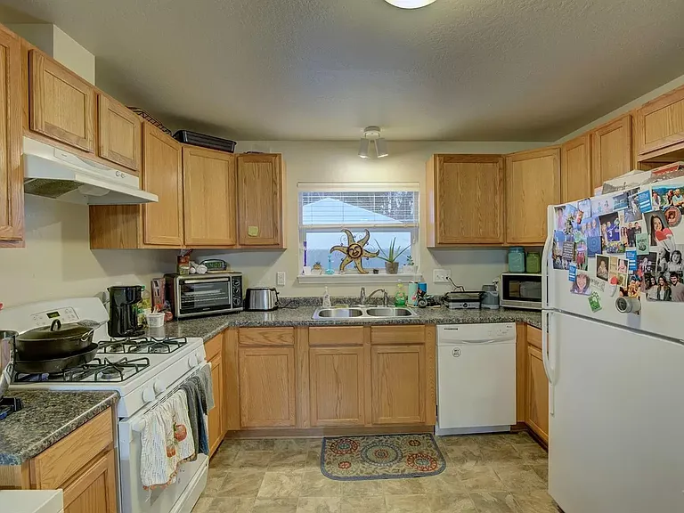 1694 Cloverlawn Dr — Photo 9