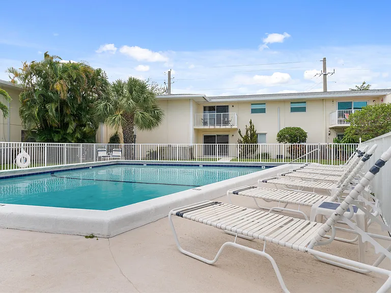 510 Prosperity Farms Rd #4B — Photo 25
