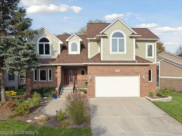 3112 Pine Tree Ct S, Waterford, MI 48329