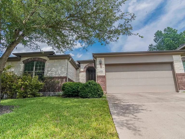 2542 Ravenwood Dr — Photo 2