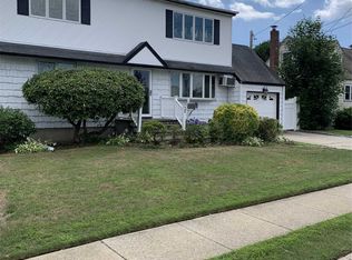 196 Seward St, West Babylon, NY