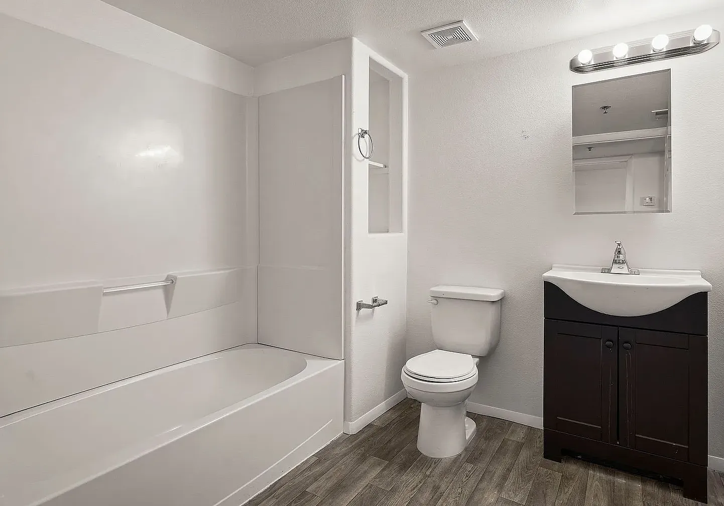 2 bed, 737 sqft, $1,450 — Photo 1