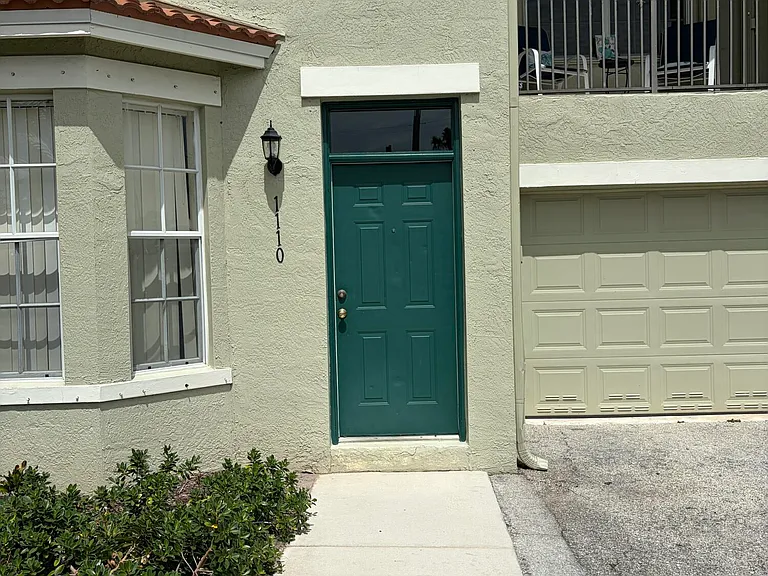1110 Belmont Pl — Photo 2