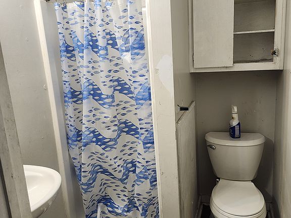 4th image of 440 Giles St #2