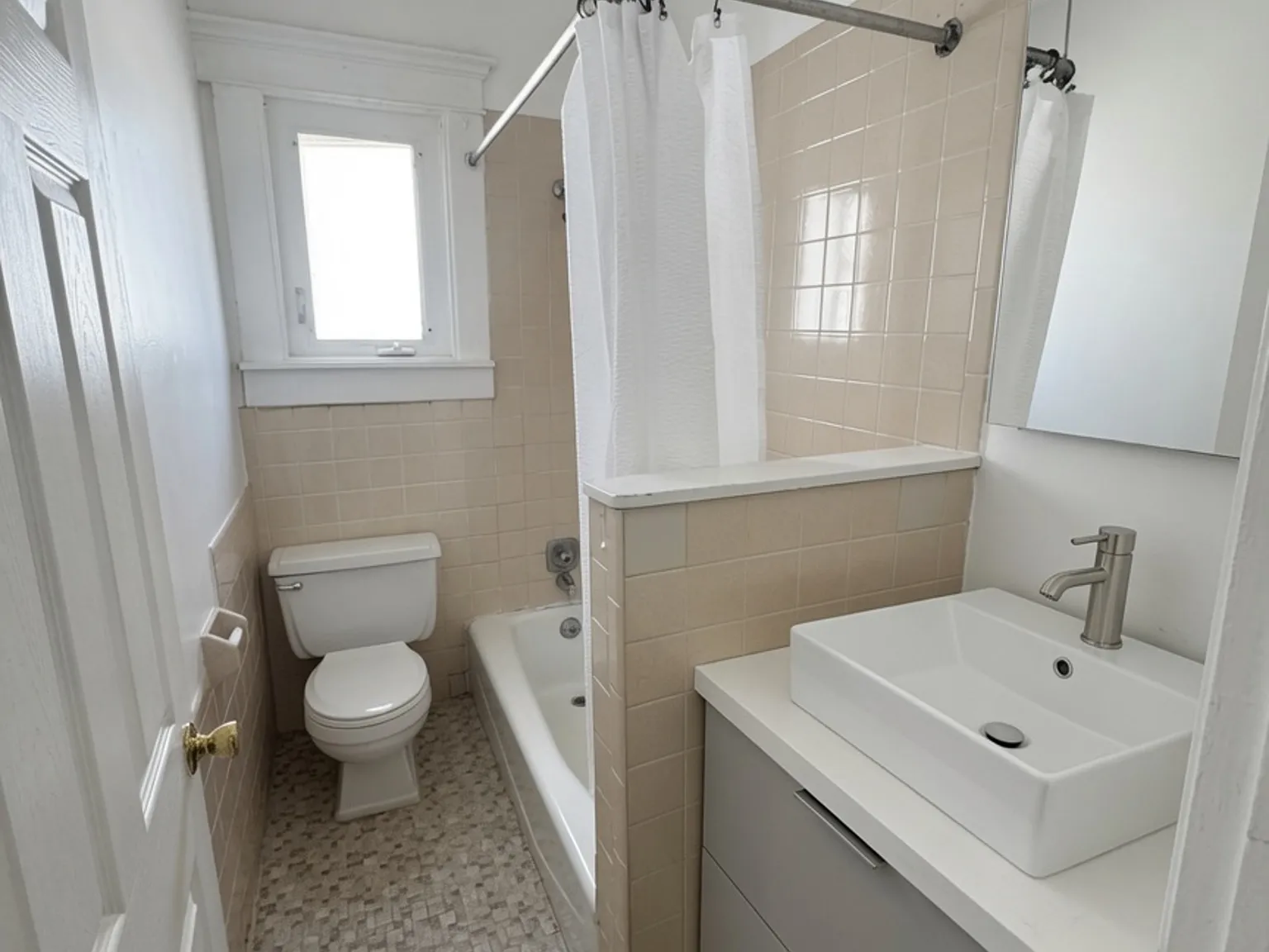 2 bed, 1.0 bath, 3065 sqft, $2,000 — Photo 3