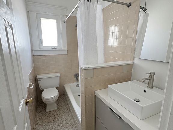 3rd image of 160 Main St 3
