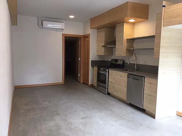 5924 N Albina Ave — Photo 2