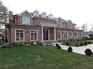 27 Laurel Dr, Great Neck, NY 11021