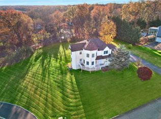 4 Sunnyridge Ct, Chestnut Ridge, NY 10977