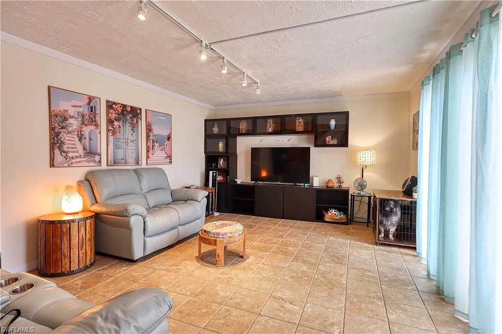 2 bed, 2.0 bath, 1260 sqft, $2,000 — Photo 2
